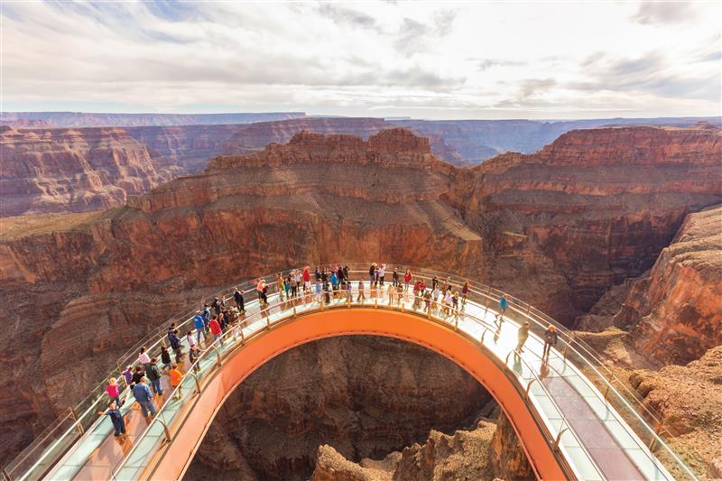 2-Hour Trip people walking the skywalk at the grand canyon