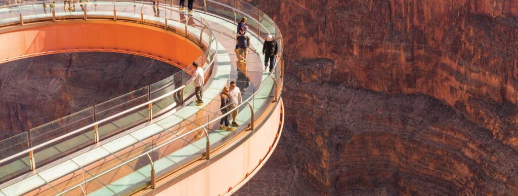 Passerelle aérienne People walk on the glass Grand Canyon Skywalk over the canyon.